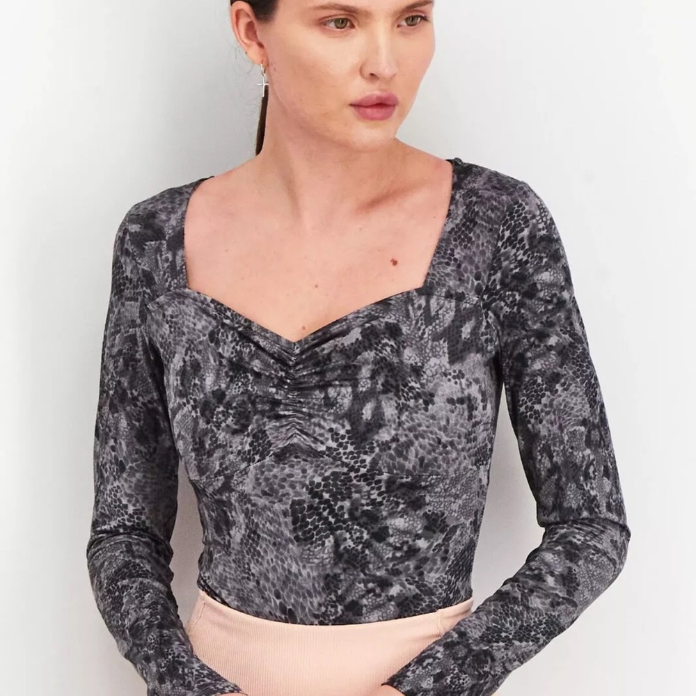 Aqua Snake Print Long Sleeve Bodysuit – Gray Multi – Size XS (NWOT)